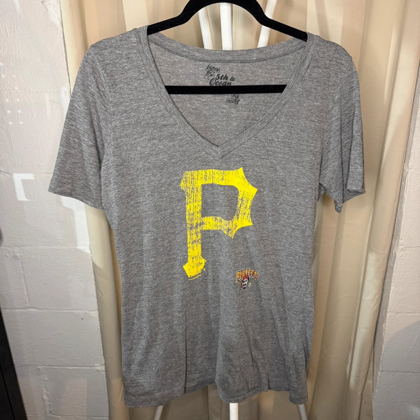 Pittsburgh Pirates “P” XL 5th & Ocean Gray Short Sleeve Graphic T-Shirt