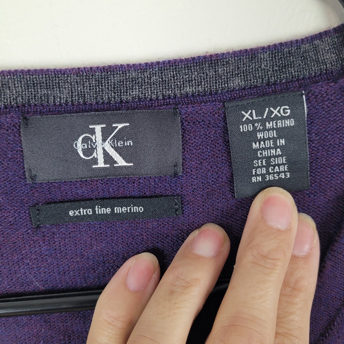 Calvin Klein Extra Fine Merino Wool V-Neck Sweater Men's XL Purple