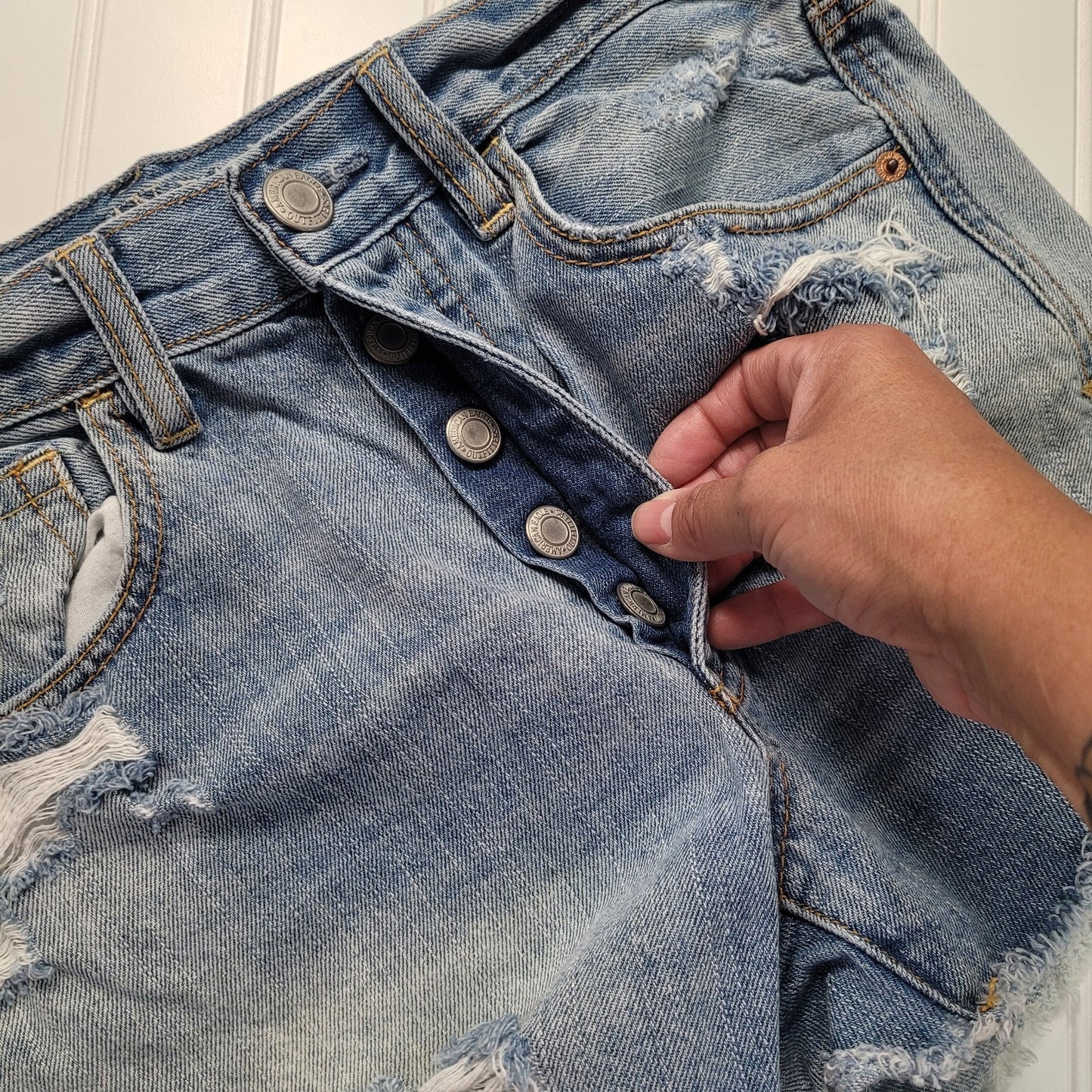 American Eagle Womens 6 Shortie Denim Shorts Light Wash Distressed Button Fly Y2