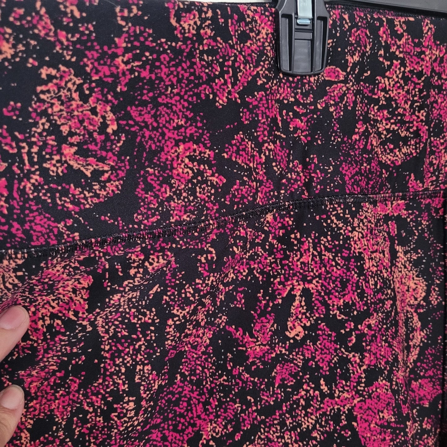 LIVI Activewear Women’s 26/28 Black Pink Printed High Rise Capri Leggings EUC