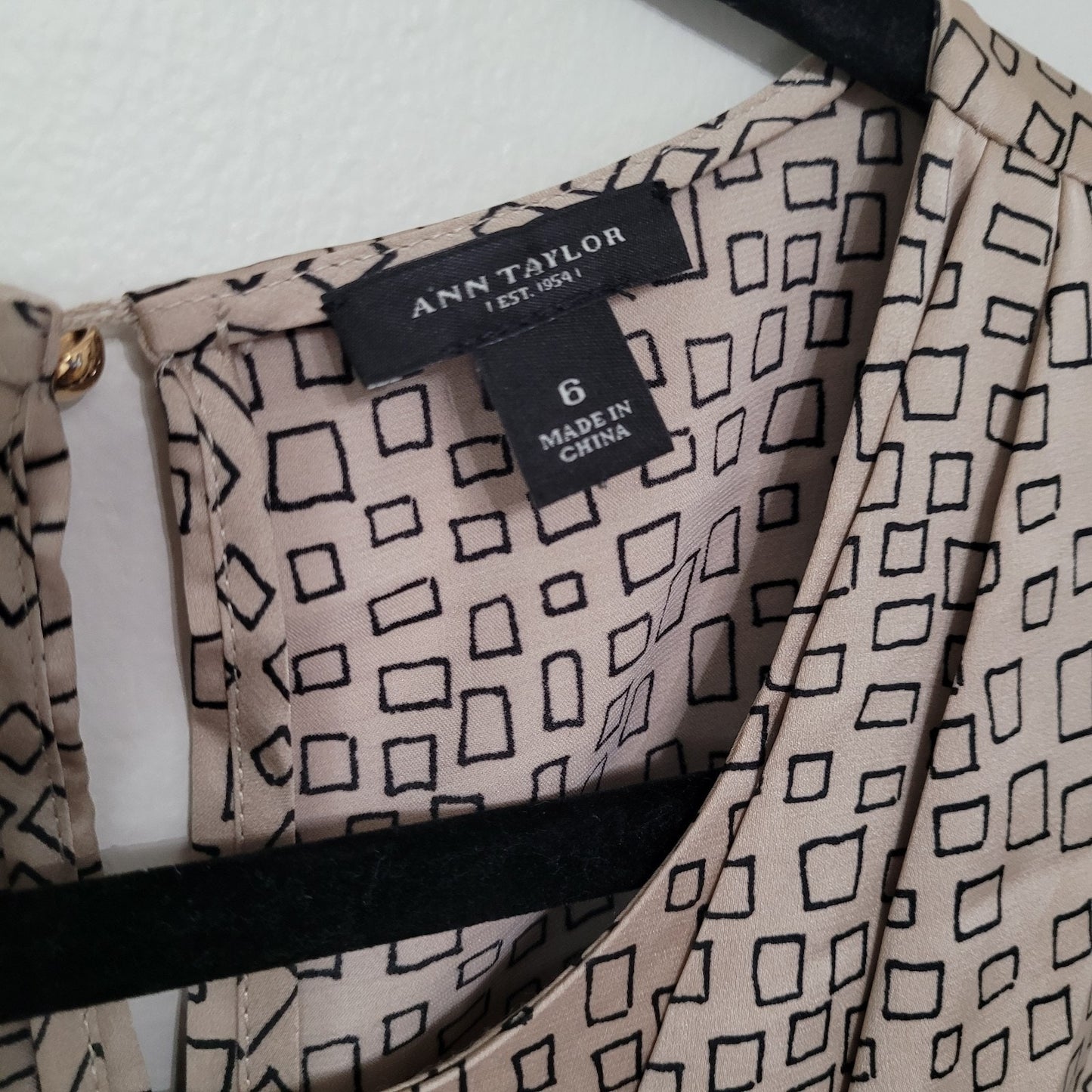 Ann Taylor Sleeveless Blouse Size 6 Tan Black Geometric Print Sarong Style